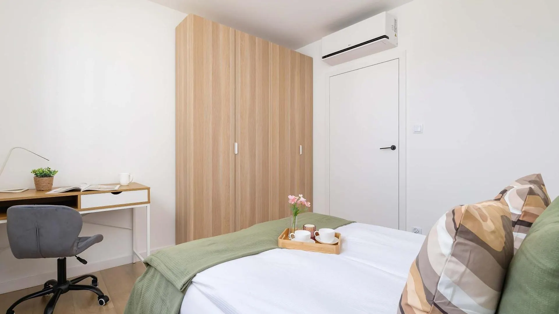 Apartment Nowoczesny Rodzinny Apartament Z Klimatyzacja I Parkingiem W Krakowie By Renters Prestige
