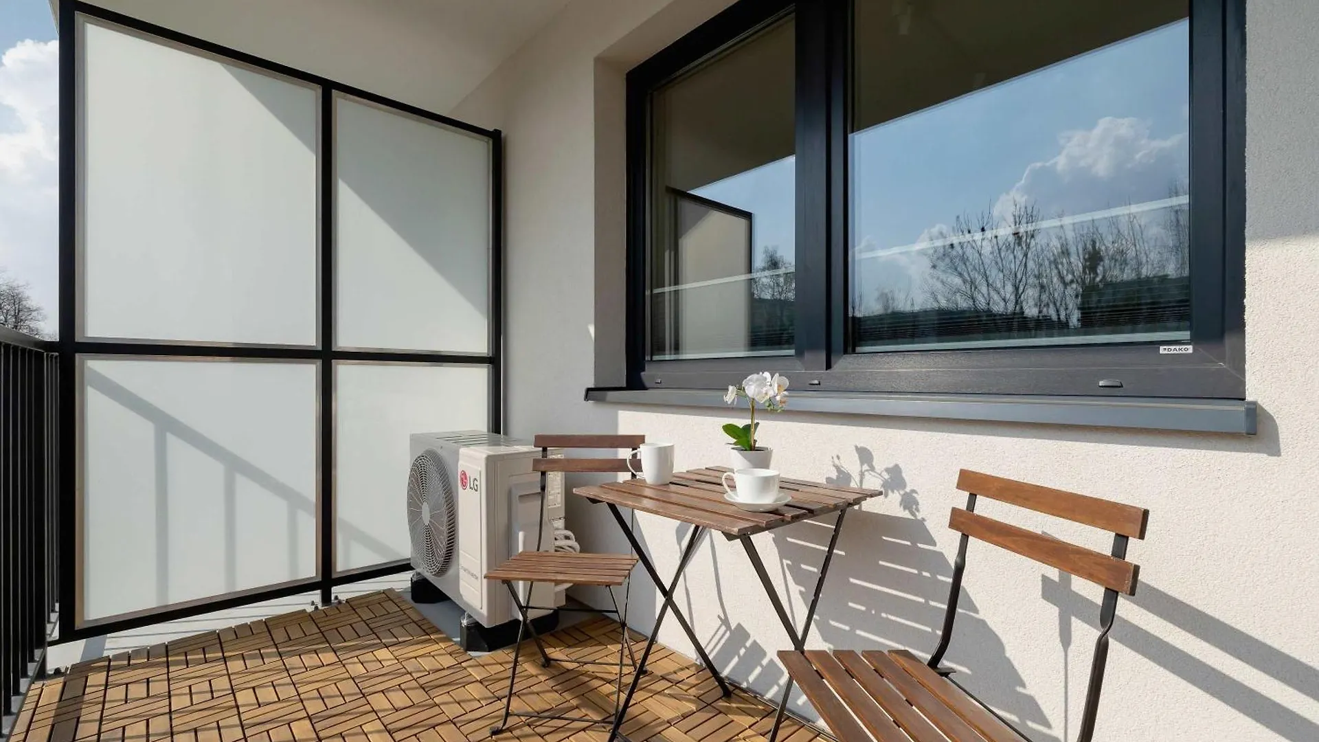 Apartment Nowoczesny Rodzinny Apartament Z Klimatyzacja I Parkingiem W Krakowie By Renters Prestige Poland